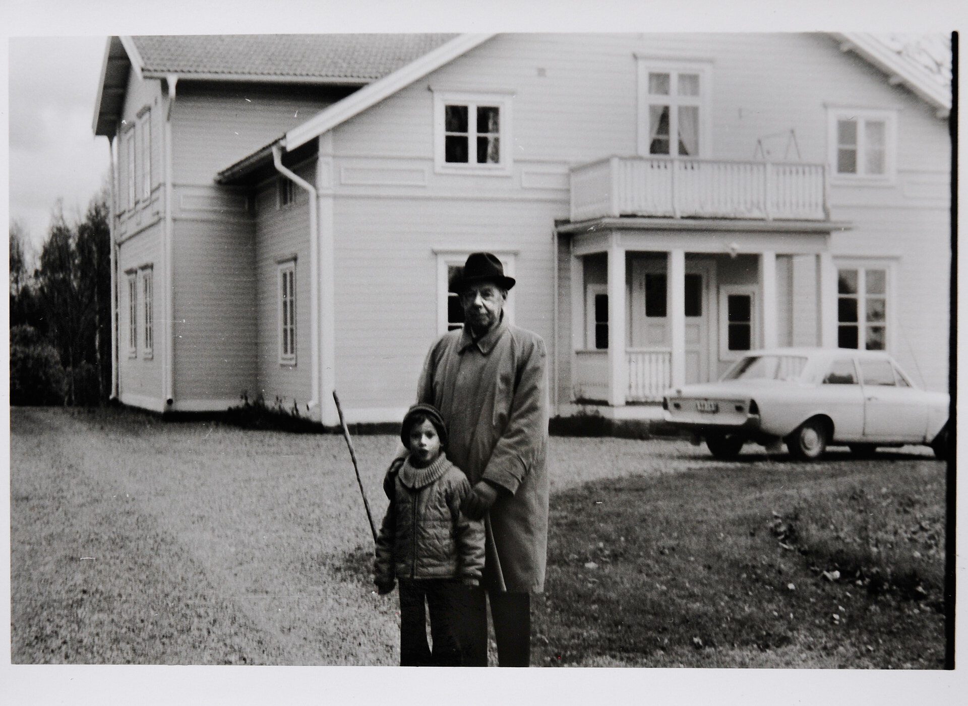 Jag och min farfar vid pappas barndomshem. Högåsen, Blombacka, Värmland. 16 okt 1971