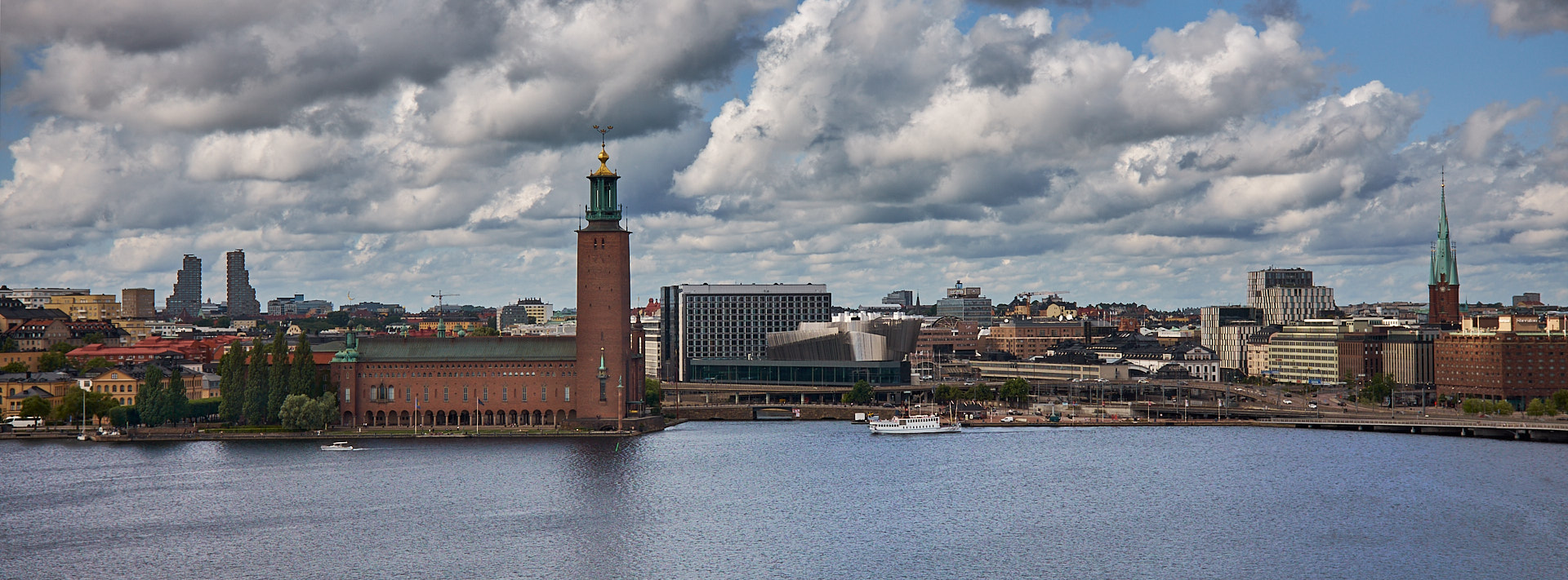 Stadshuset och Stockholm Waterfront sett från Monteliusvägen.