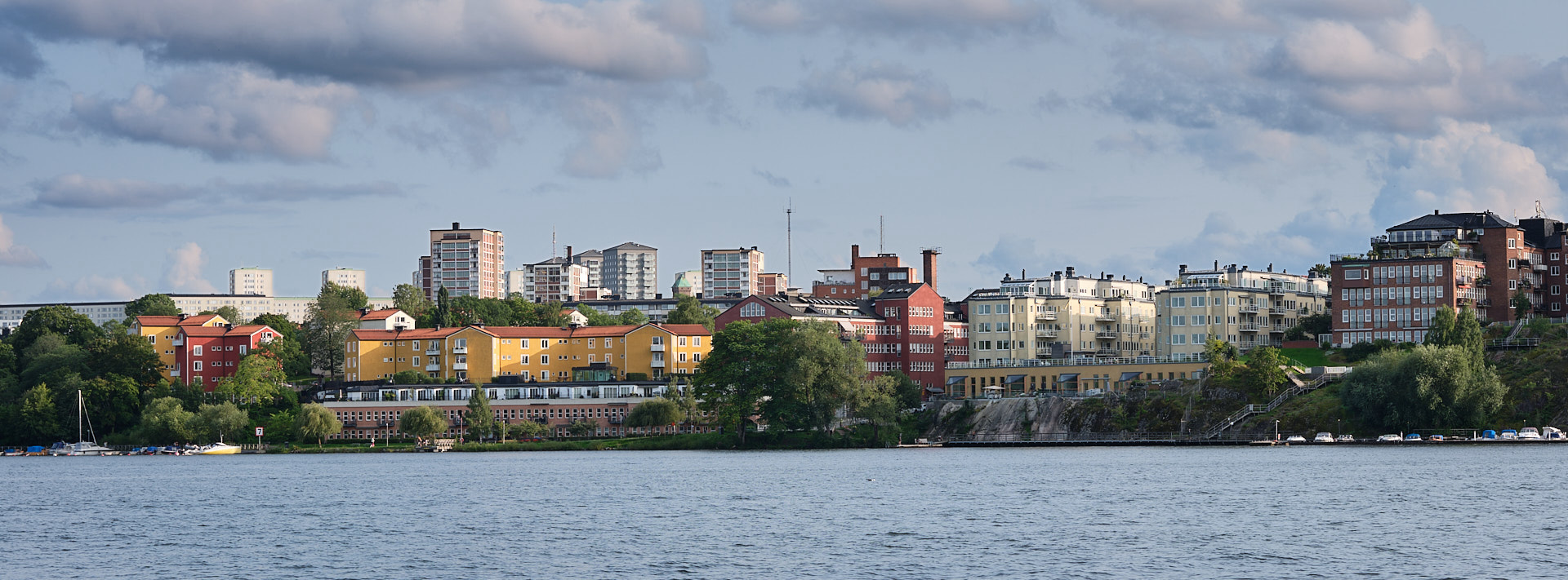 Gröndal sett från båtbryggan på Lilla Essingen.