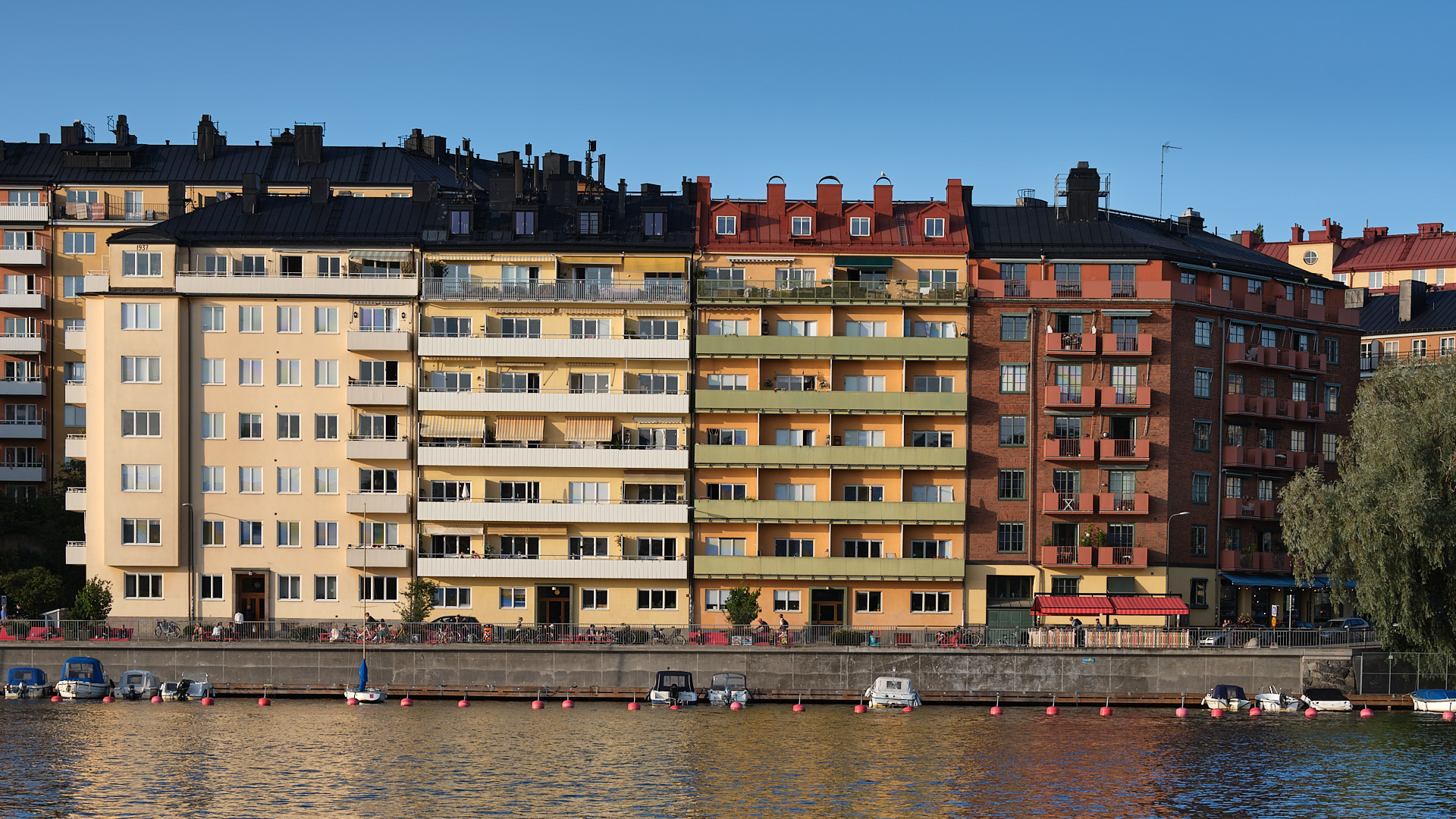 Kvällsljus över Bergsunds strand vid Hornstull.