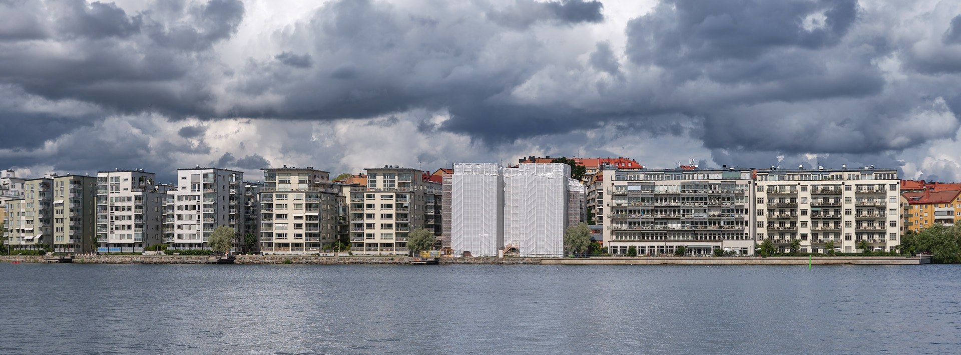 Lilla Essingen sett från promenadbryggan i Gröndal.