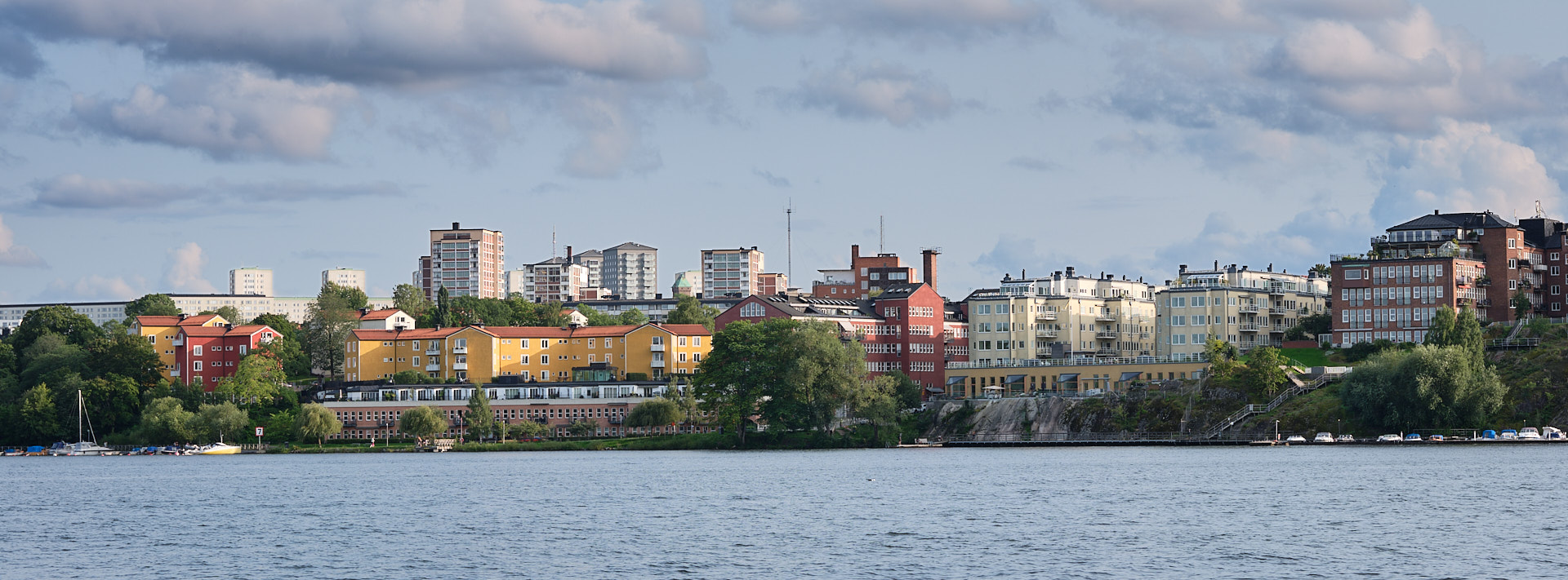 Gröndal sett från båtbryggan på Lilla Essingen.